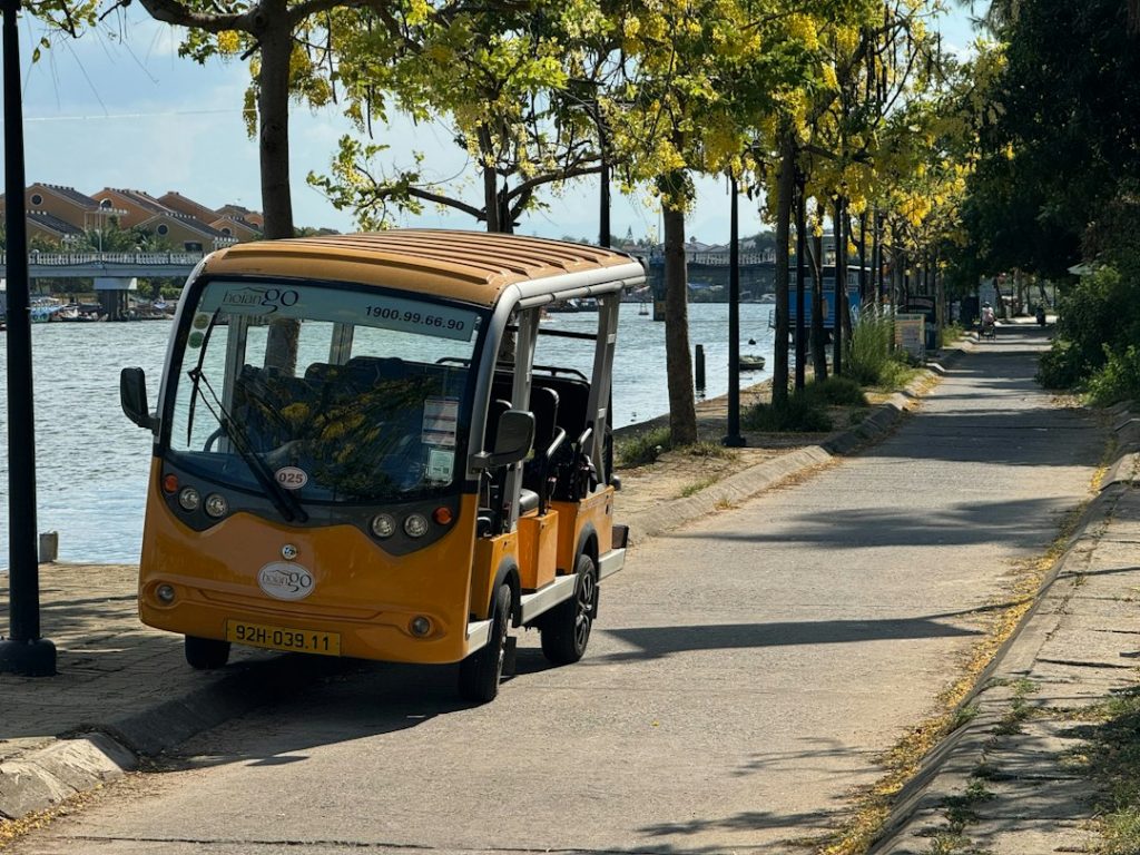 Električni minibus uz rijeku, ilustracija javnog prijevoza