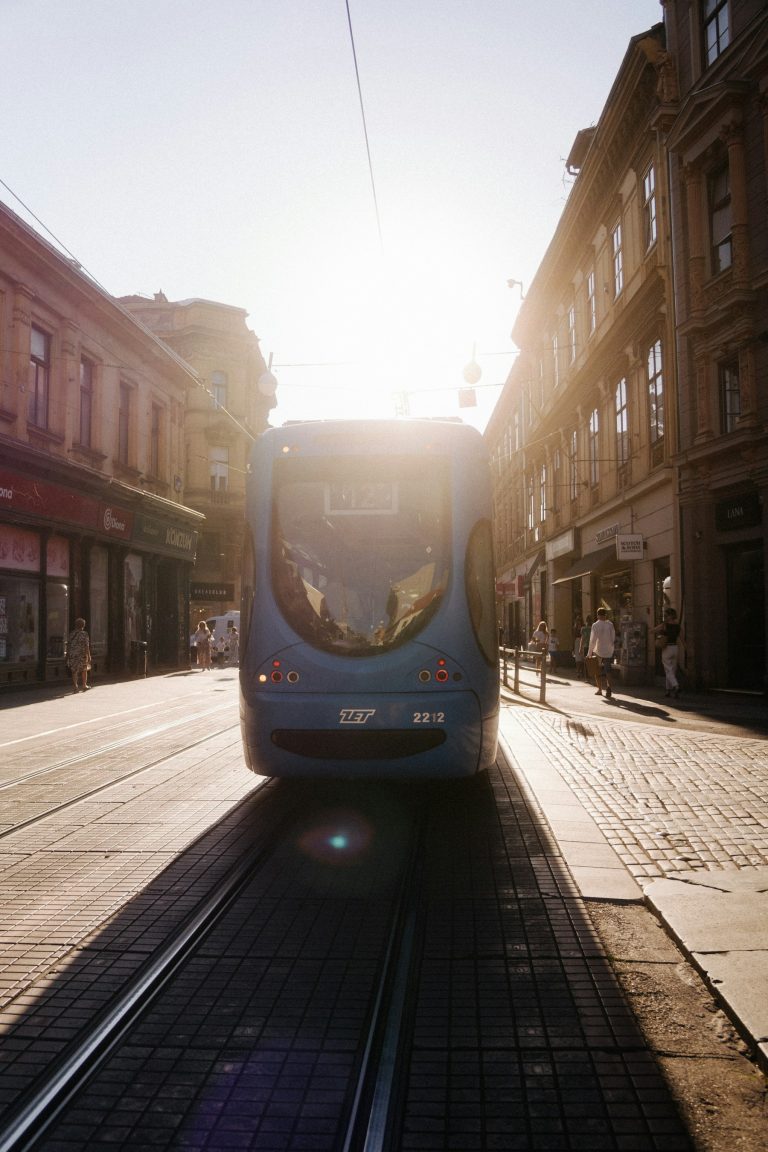 Zagrebačka ulica i tramvaj na sunčan dan, stvarna gradska lokacija